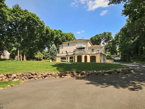 3rd image of 333 Roseland Ave