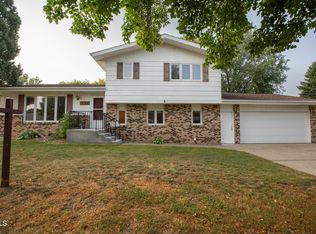 1905 N Grandview Ln, Bismarck, ND 58503