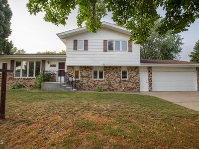 1905 N Grandview Ln, Bismarck, ND, 58503