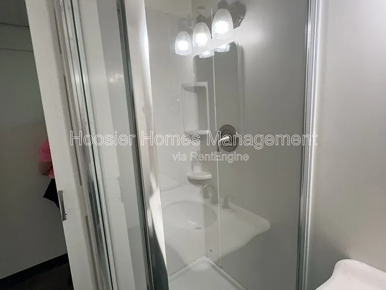 770 E 61st St #7 — Photo 8