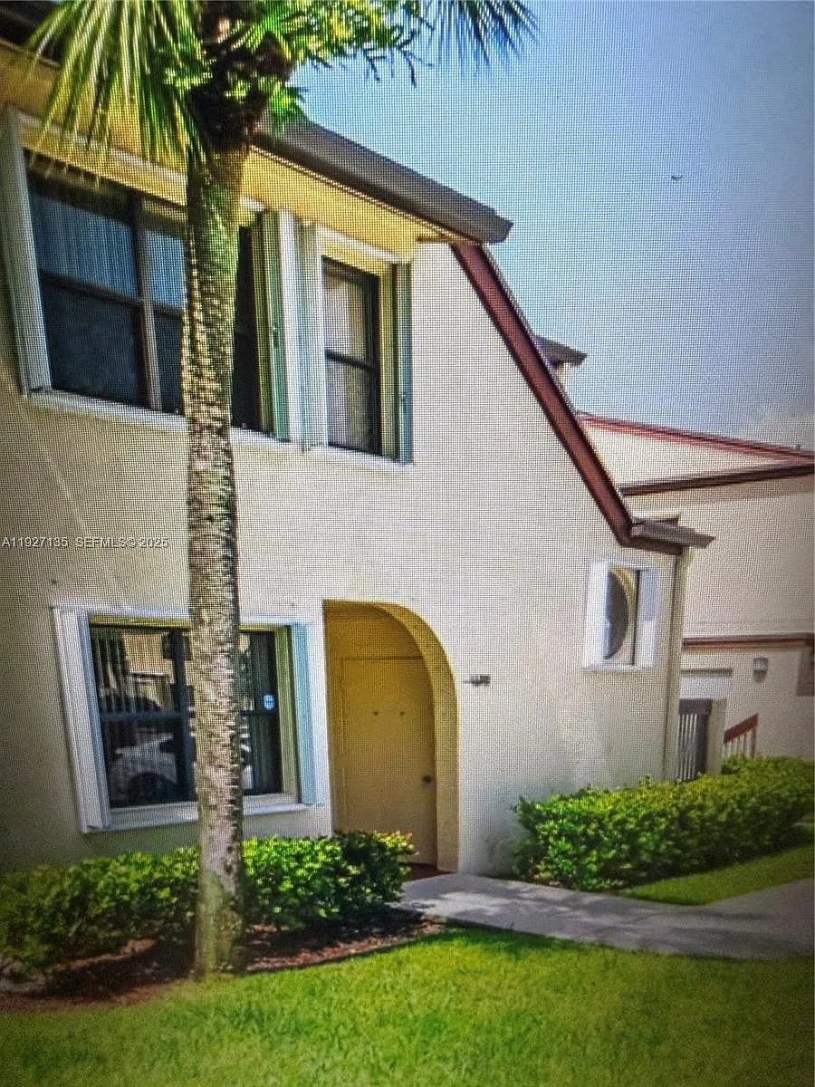 Building Photo - 11200 Taft St #11200