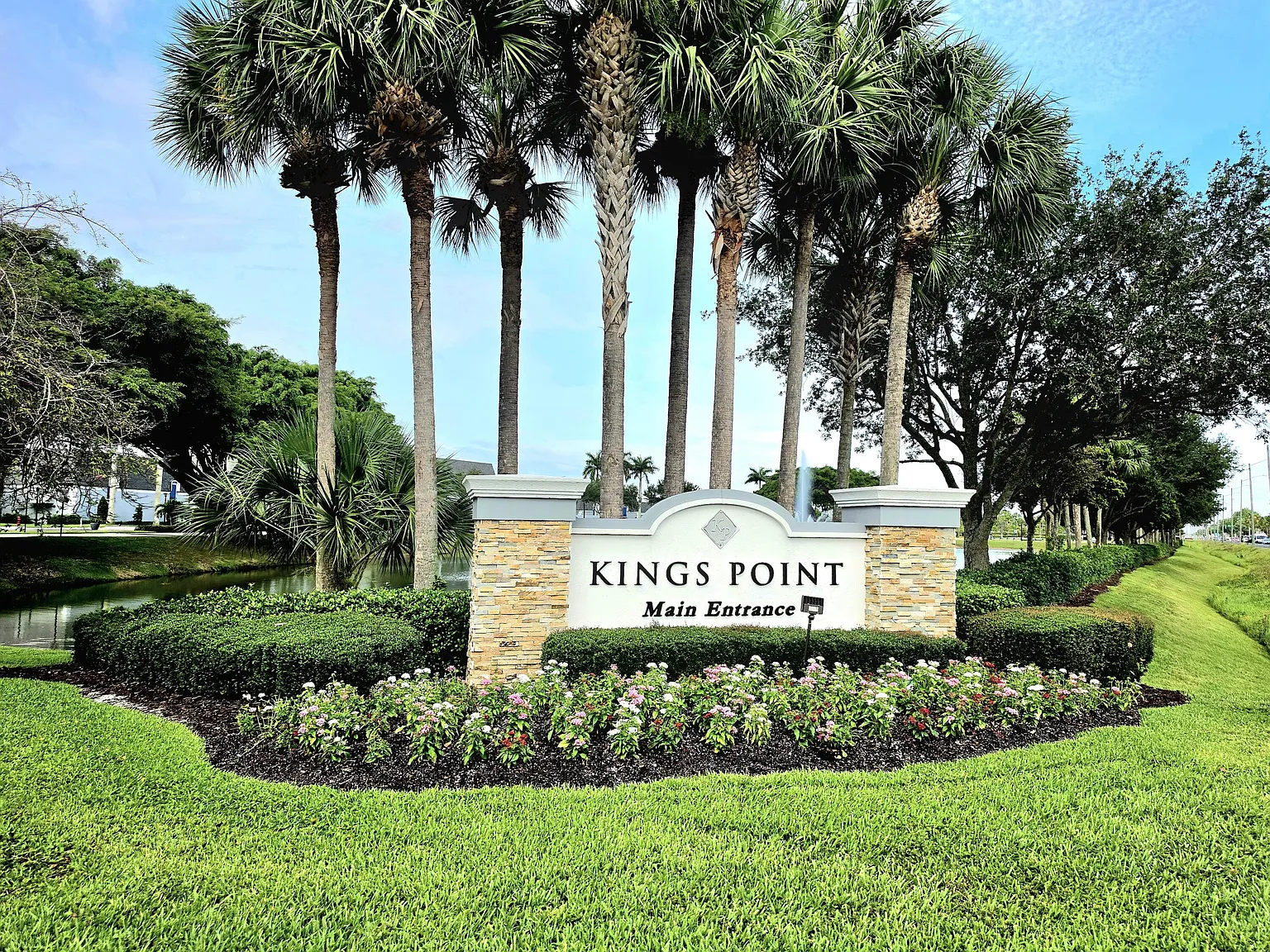 2 bed, 2.0 bath, 920 sqft, $1,800 — Photo 2