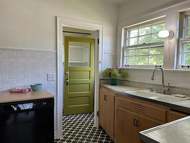 994 Greenview Ave — Photo 11