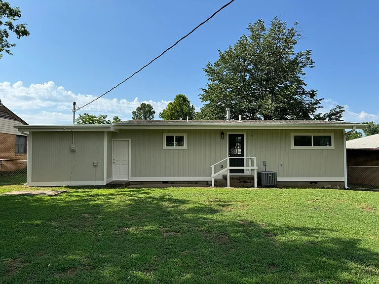 1442 E Broadway St — Photo 14