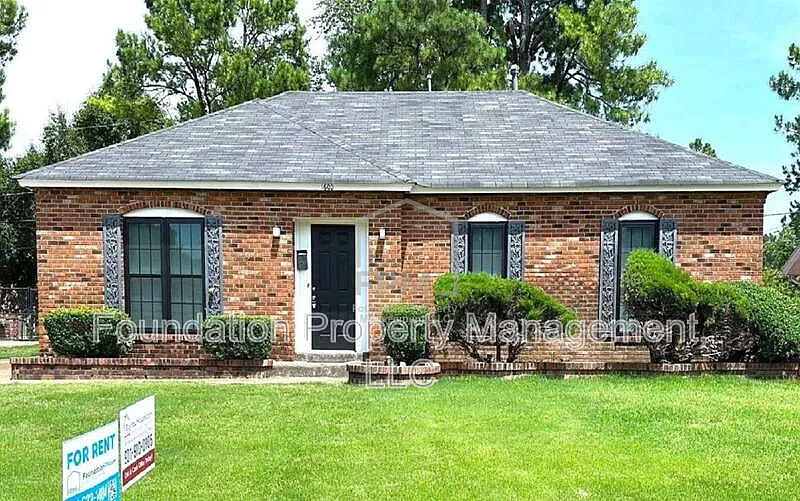 3 bed, 2.0 bath, 1433 sqft, $1,425 — Photo 1