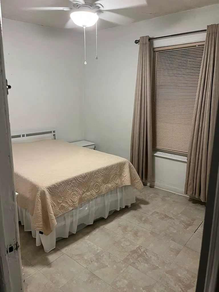 3 bed, $800 — Photo 1