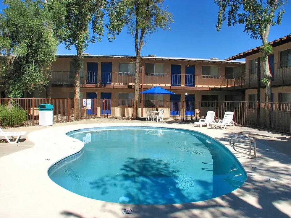 Chateau Gardens Apartments — Photo 3