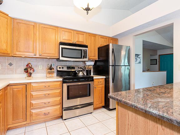 5th image of 1022 Barton St
