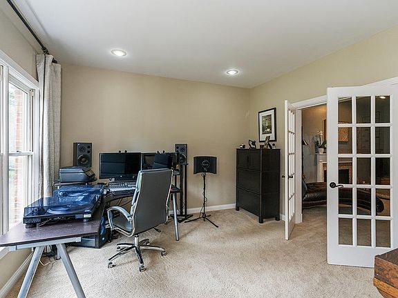 5th image of 748 Winter Hill Ln