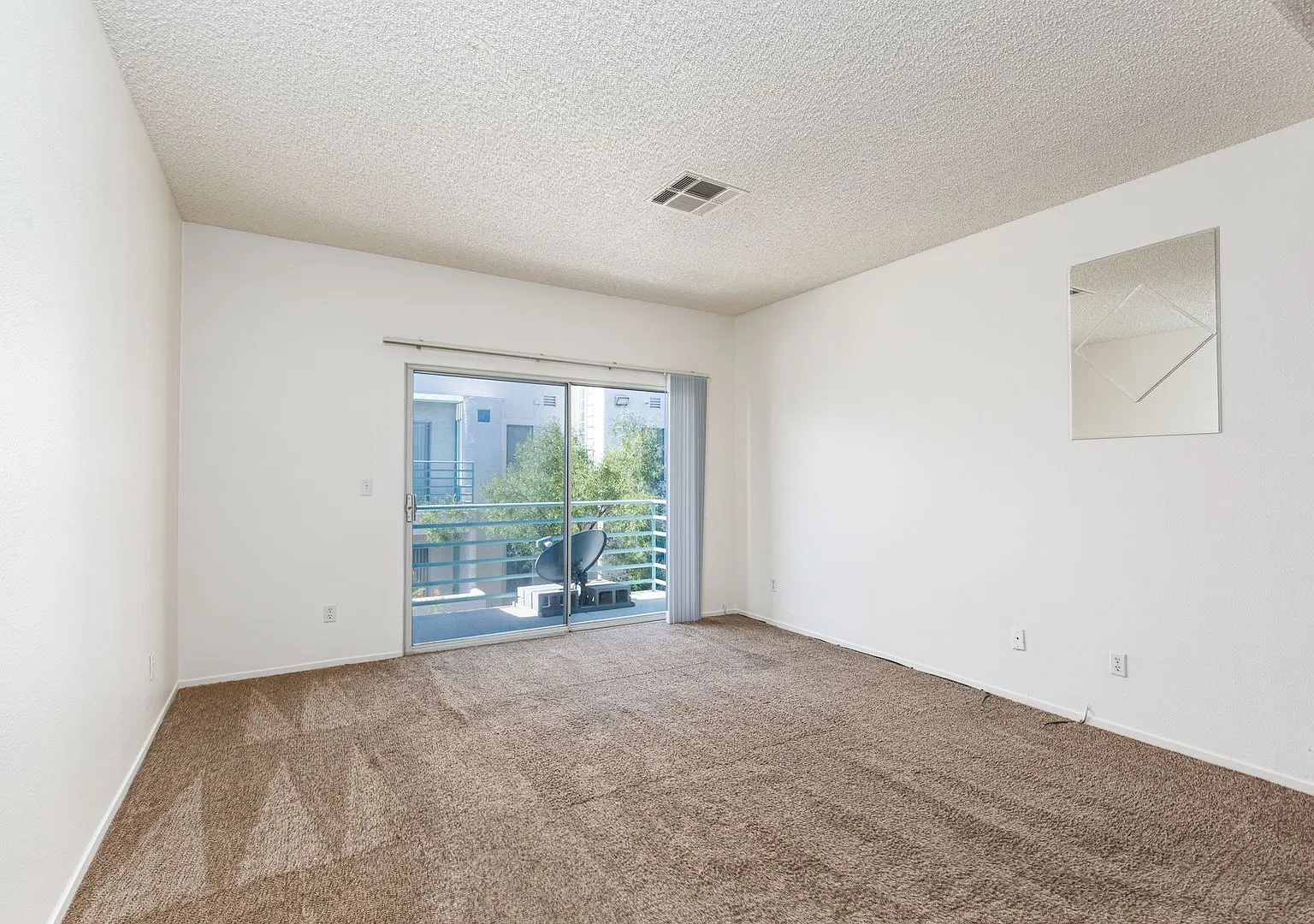 New paint. 2nd floor unit in gated NW complex — Photo 3