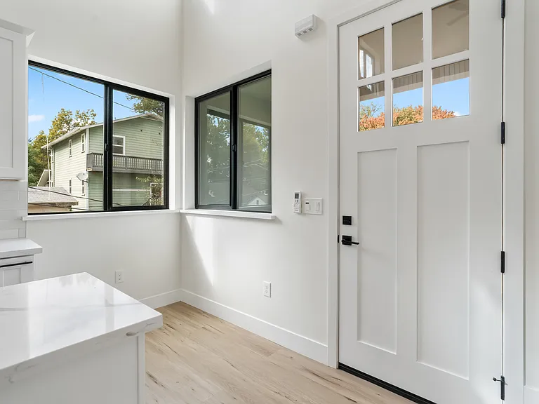 1113 Victorian Aly #1115 — Photo 5