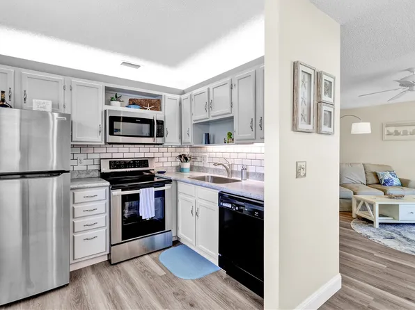 107 Spring Lake Ct APT 102, Vero Beach, FL 32962