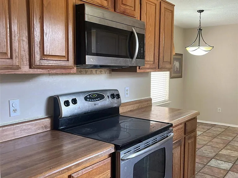 2134 Collingsfield Dr — Photo 8