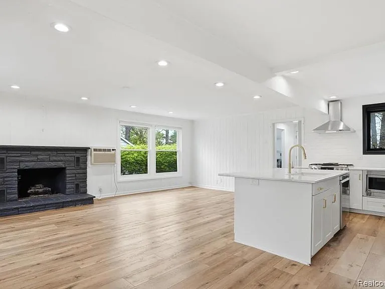 2101 Knollwood St — Photo 4