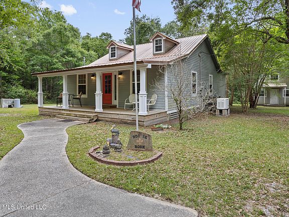 3rd image of 5082 Menge Ave