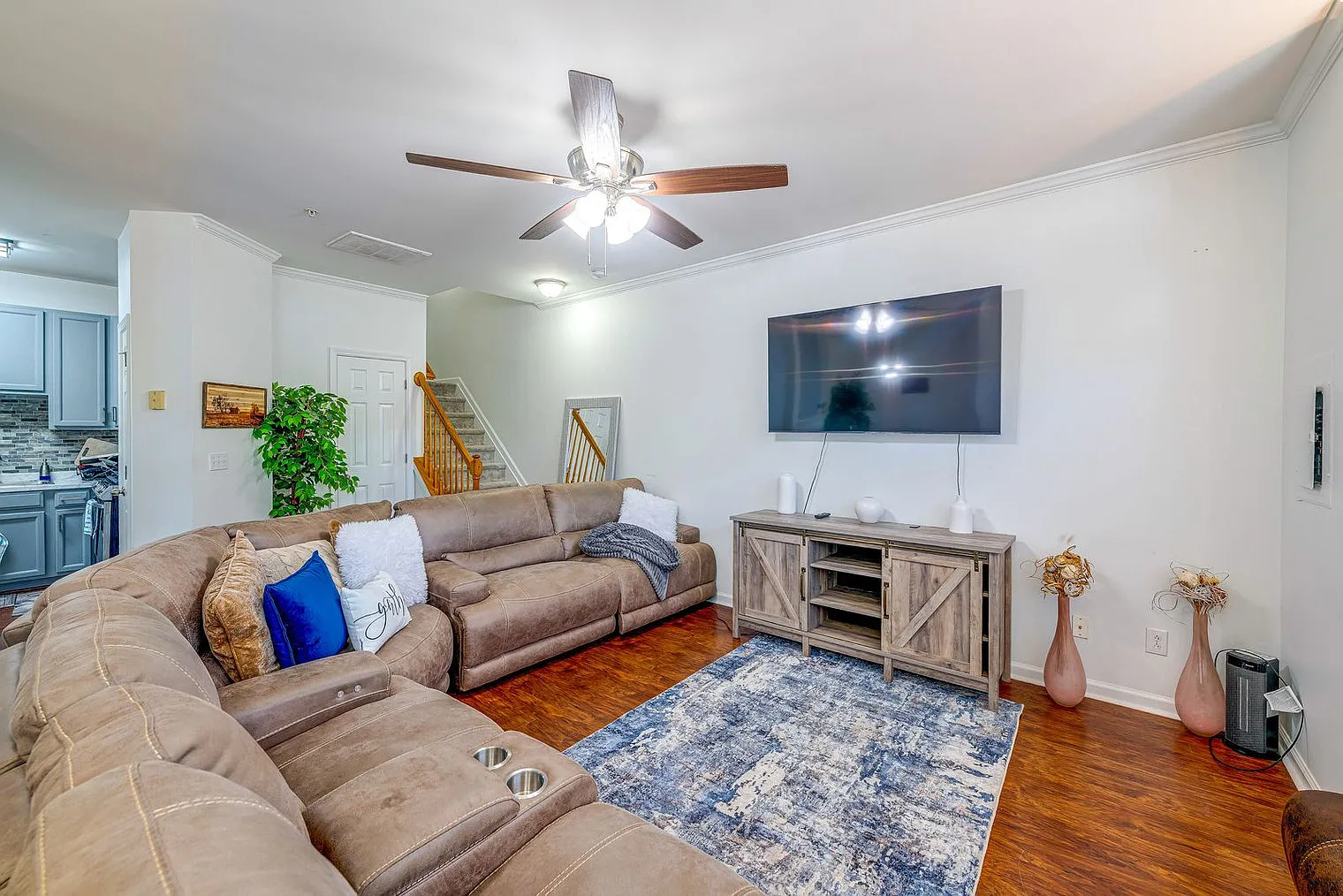 3 bed, 2.0 bath, 1539 sqft, $5,225 — Photo 2