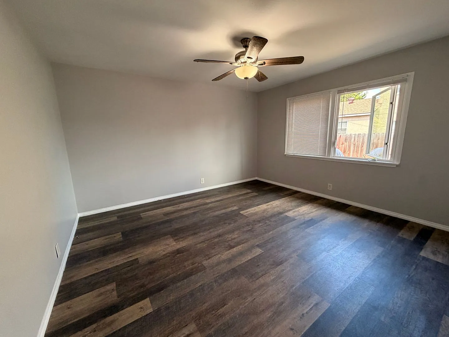 4554 Lakewood LB — Photo 2