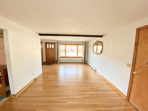 3rd image of 100 Susan Ct
