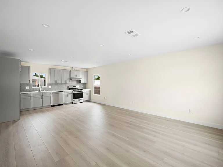 2657 N Brighton St #9 — Photo 2