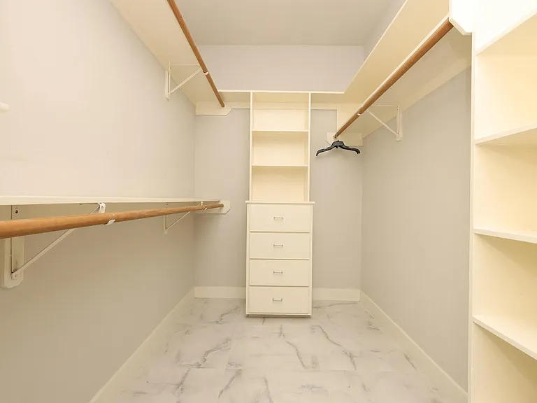 9715 Riddlewood Ln — Photo 30