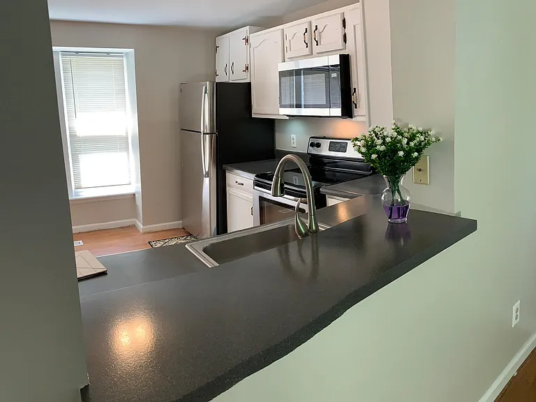 Living room pass-through bar, leading to kitchen