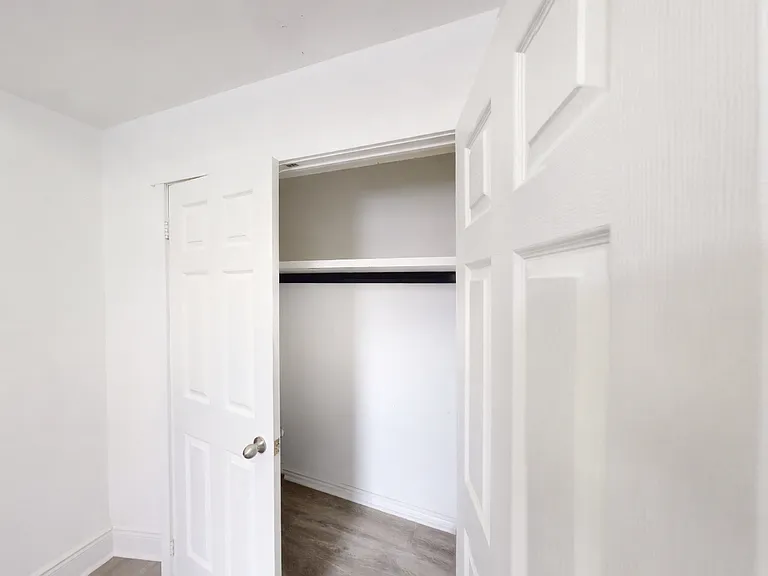 1152 Gerrard St E — Photo 8