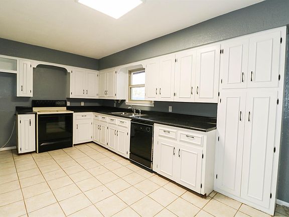 4th image of 221 E 11th St