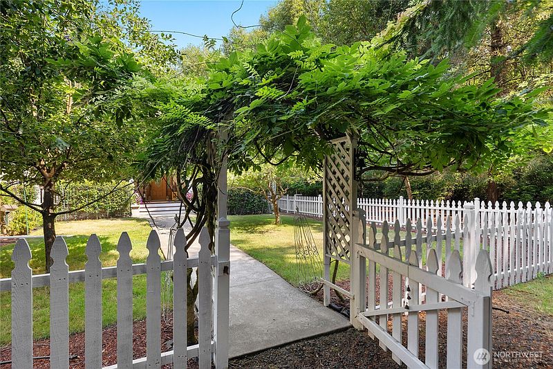4th image of 351 E Island Shores Road