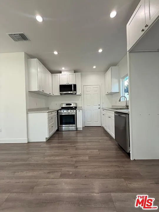 3 bed, 2.5 bath, 1300 sqft, $4,500 — Photo 3