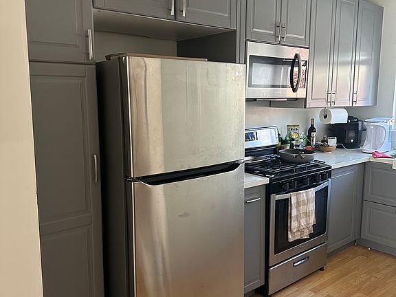 2nd image of 936 18th St #F