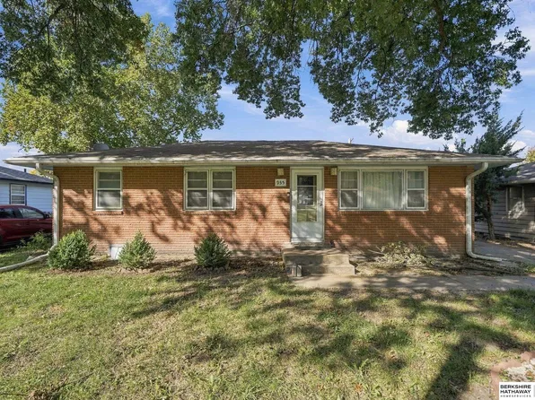 935 Hollywood Ave, Lincoln, NE 68504