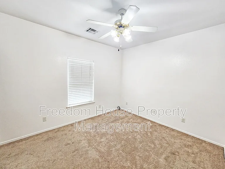 530 E Bourbon St #4 — Photo 11