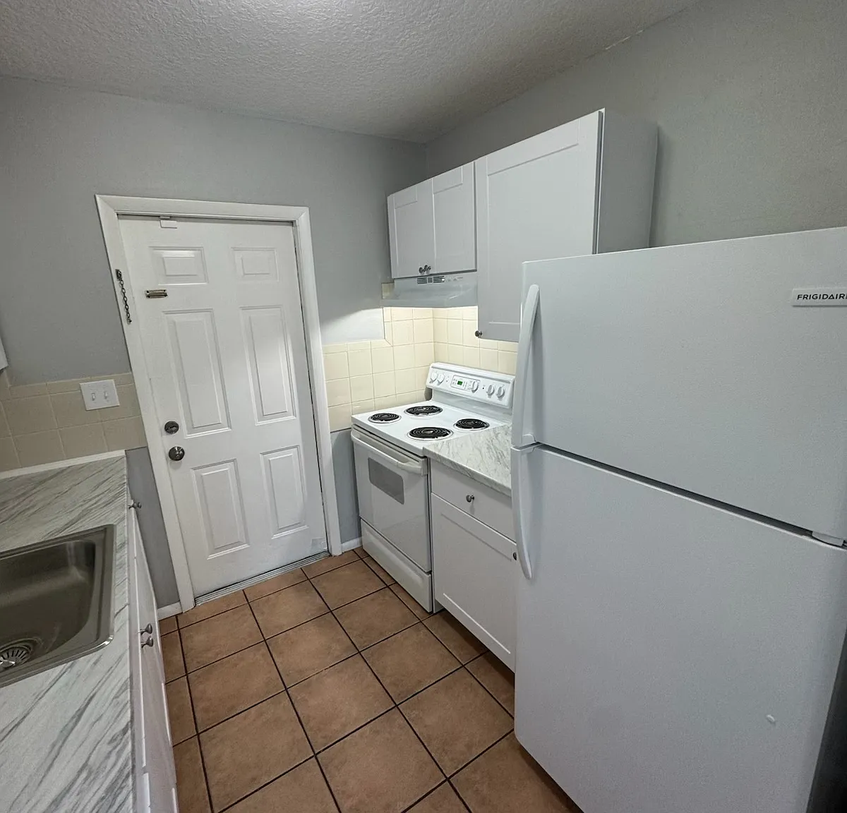 2 Bedroom House with Carport, Yard and Private Laundry Room with Washer/Dryer Connections — Photo 4
