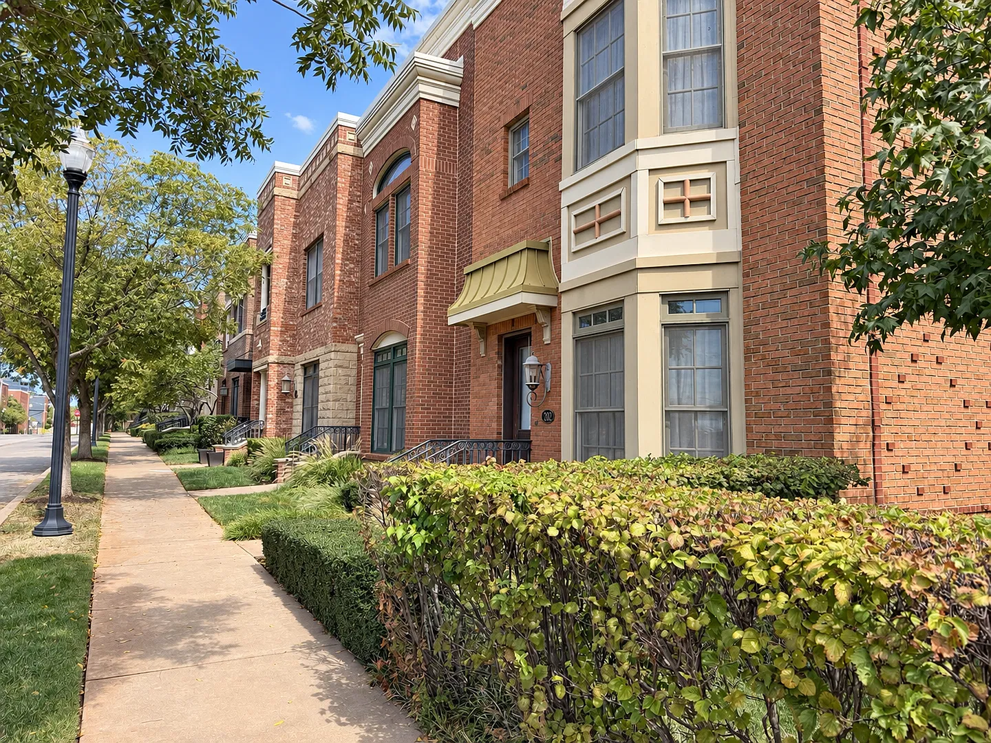Gorgeous Downtown Luxury Townhome at The Hill — Photo 2