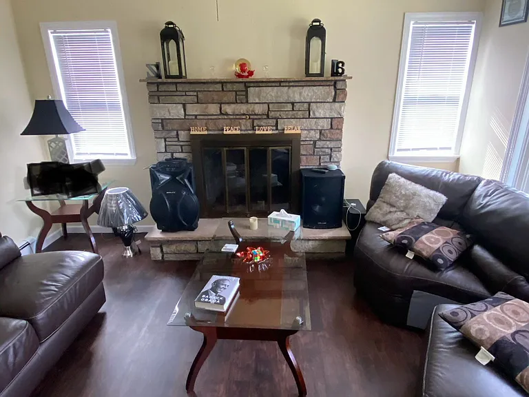 2125 Parkside Dr — Photo 2