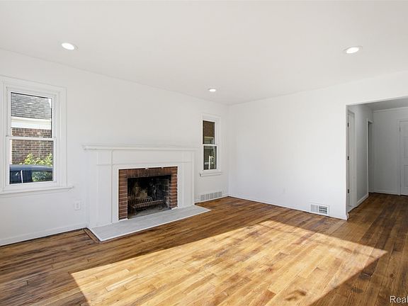 3rd image of 18636 Mark Twain St