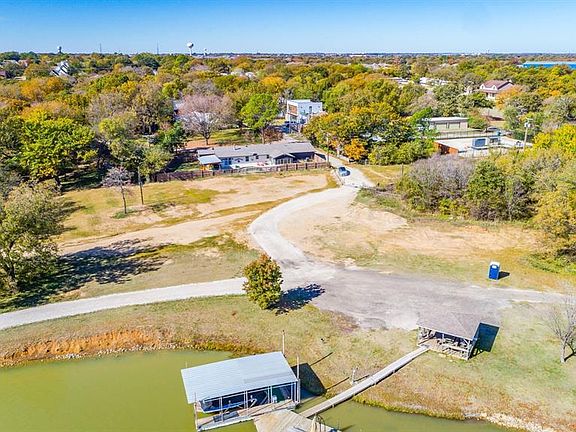 3rd image of 716 Lake Dr
