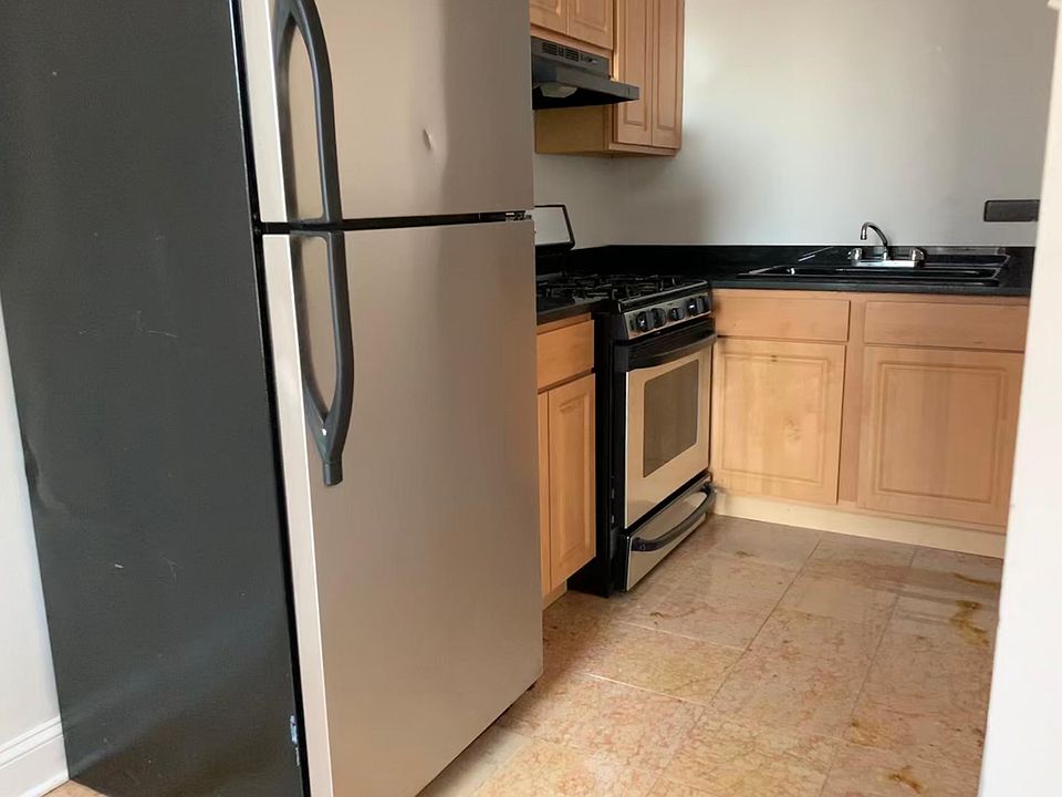 1st image of 920 W Carmen Ave #4