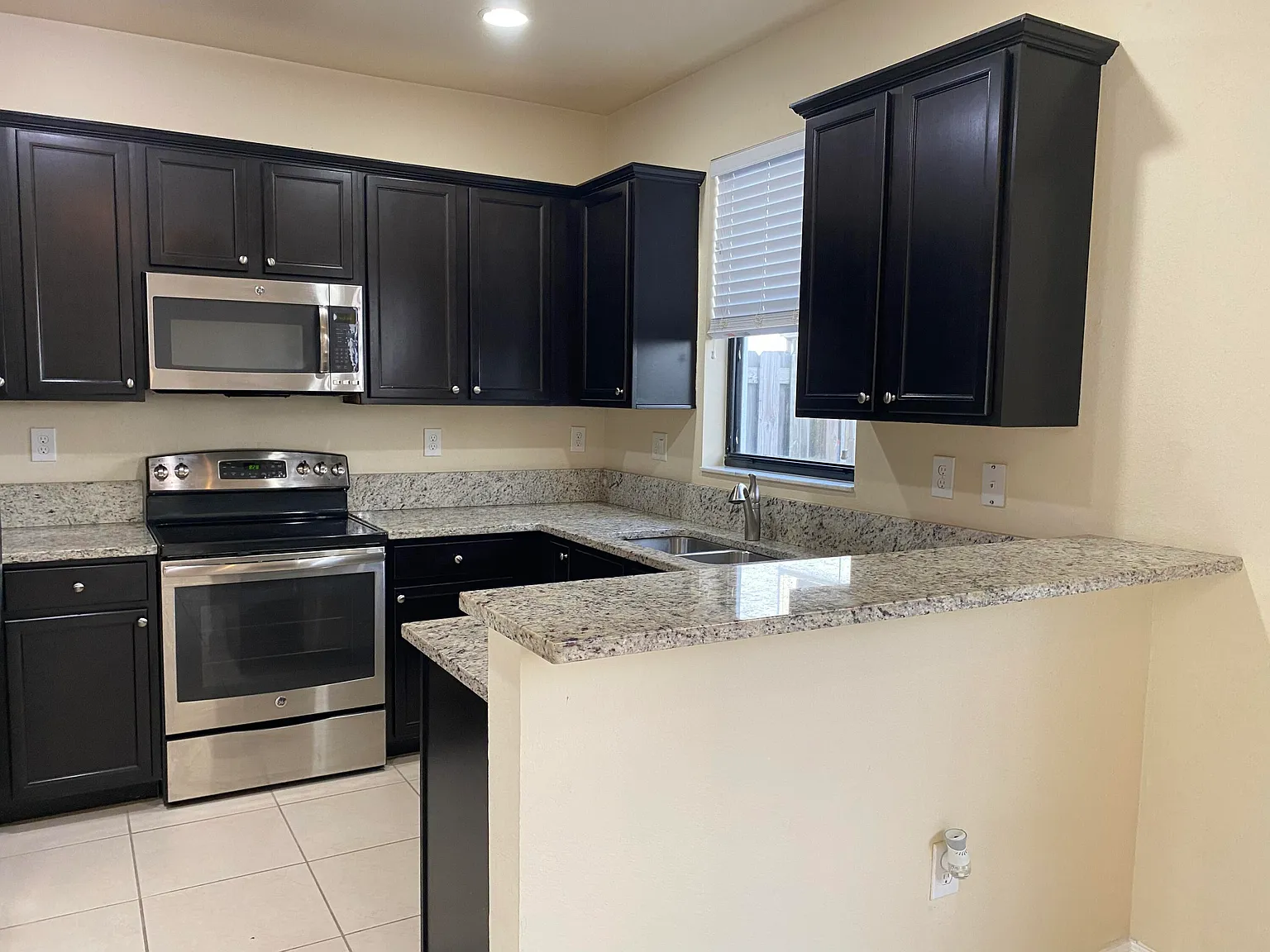 3 bed, 2.5 bath, 1704 sqft, $3,500 — Photo 4
