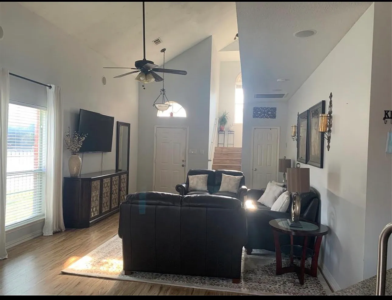4 bed, 1861 sqft, $2,800 — Photo 2
