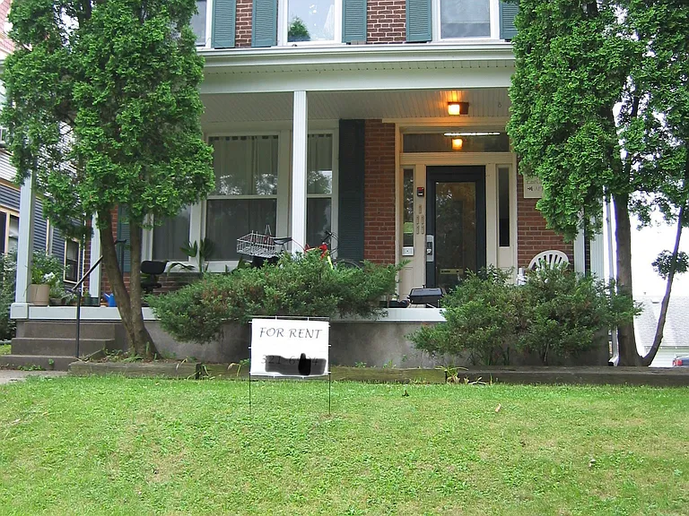 527 E College St #3 — Photo 1
