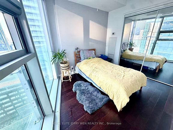 4th image of 14 York St #1710