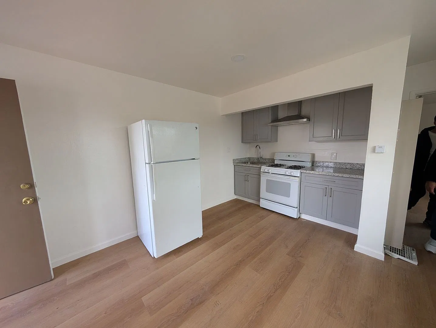 Comfortable one bedroom unit, convenient location to shopping and transportation — Photo 2
