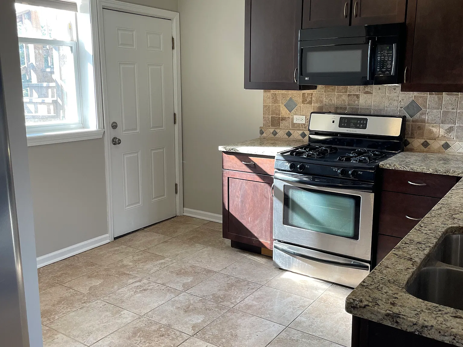 2 bed, 1100 sqft, $1,600 — Photo 2