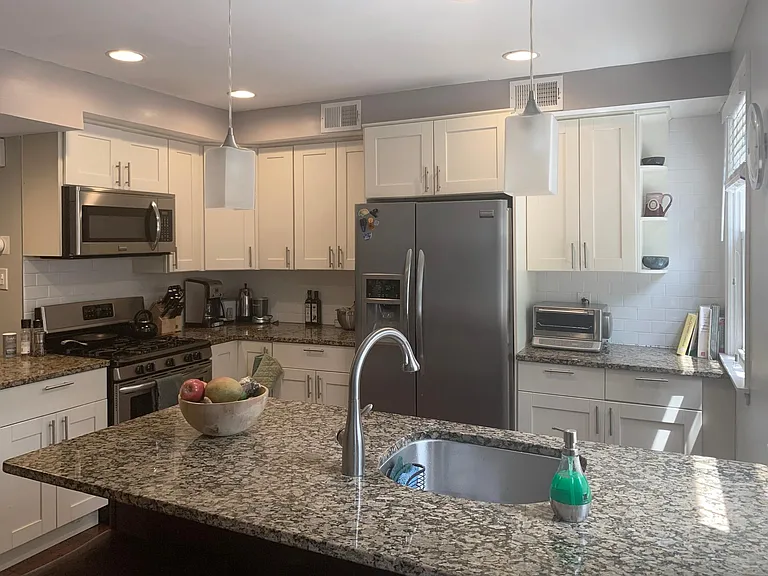 1139 Rodman St — Photo 4
