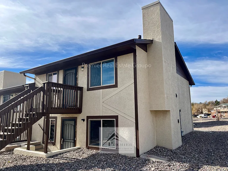 1015 Western Dr — Photo 2