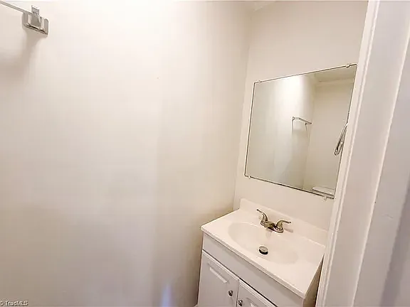 2404 Rowe St — Photo 2