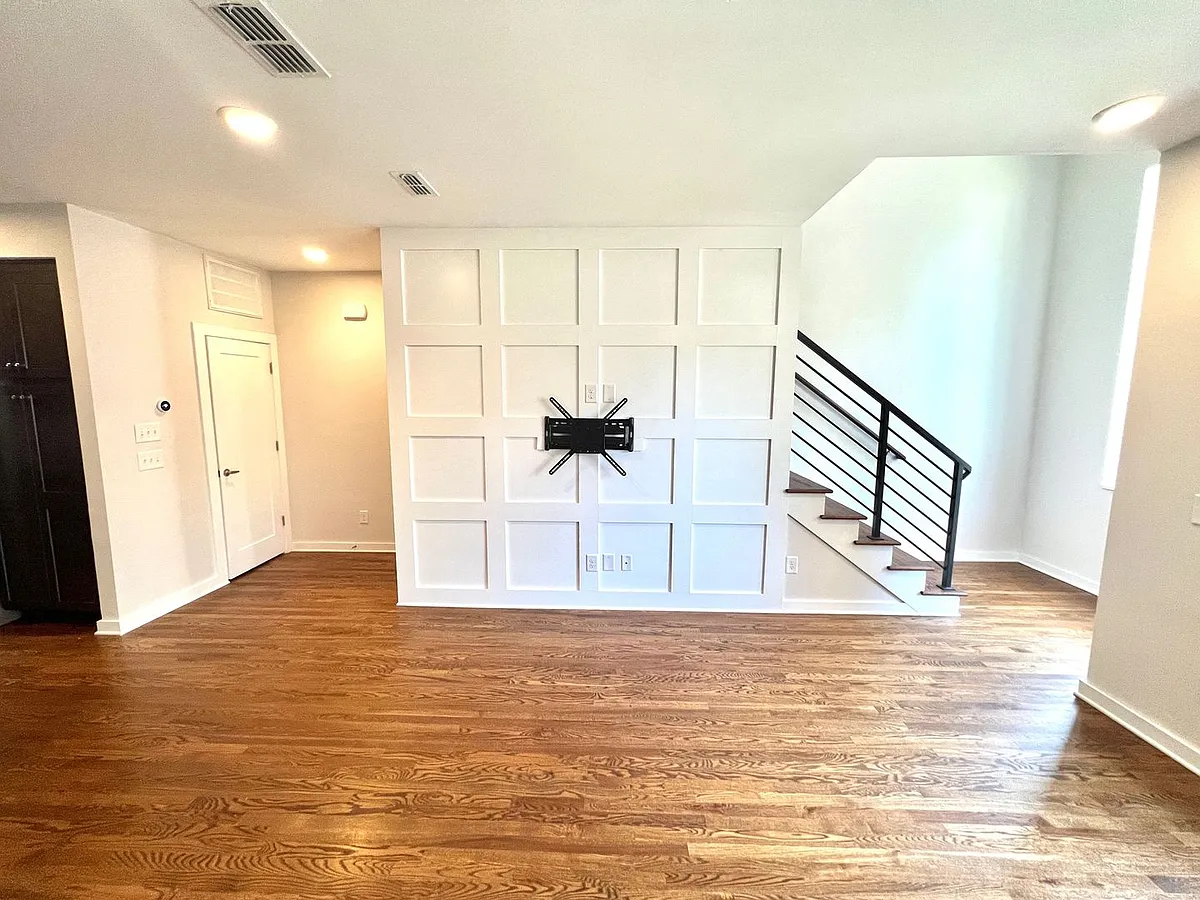 Building Photo - 1035 Chester Ave #2