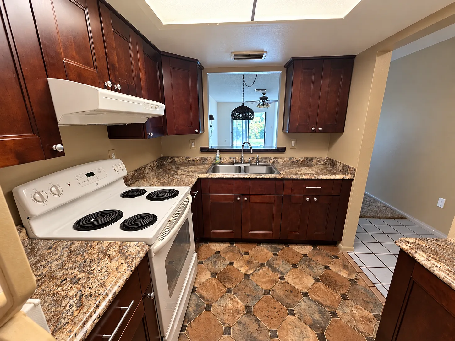 2 bed, 950 sqft, $1,700 — Photo 4