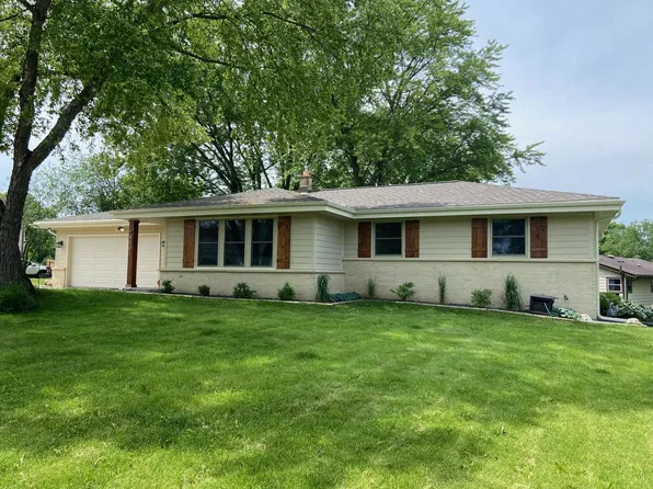 8001 South Chapel Hill DRIVE, Franklin, WI 53132